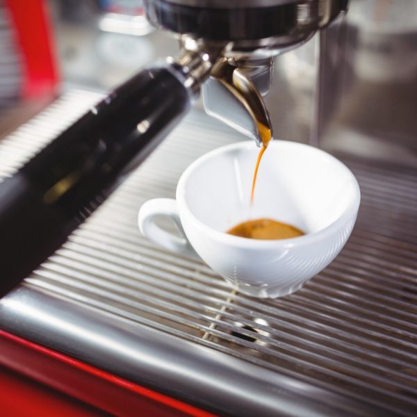 cameriera-fare-tazza-di-caffe-al-banco-in-cucina_1170-573